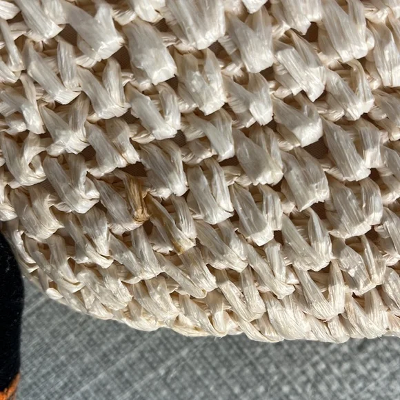 Elegant Cream Straw Woven Handbag - Picture 5 of 8